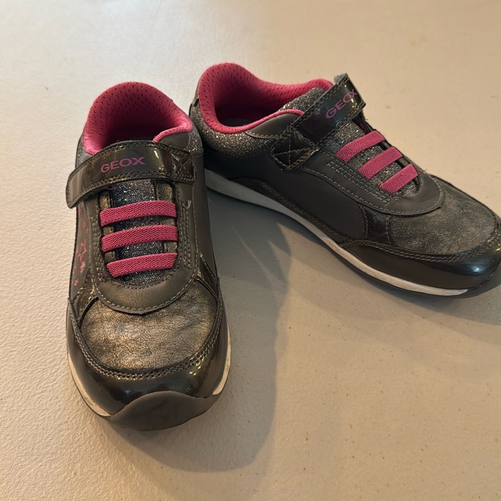 Kids Geox Respira Sneakers Size 34 (US 3) metallic silver/pewter; barely worn